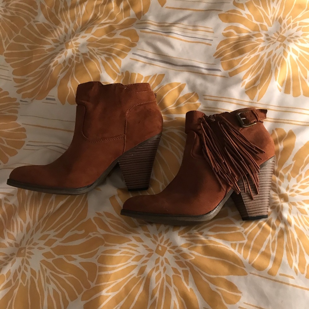 Tan fringe heels!